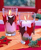 Abies (Tanne), Gläser mit rosa Kerzen auf Moos, Band aus Filzsternen