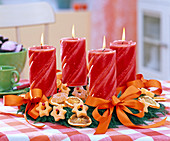 Adventskranz aus Cryptomeria (Sicheltanne) mit roten Kerzen