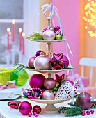 Cremefarbene Metalletagere mit rosa und pinkem Baumschmuck, beiges Porzellanherz