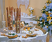 Weihnachtliche Tischdekoration mit goldenen Baumschmuck
