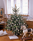Stechfichte (Picea pungens) als Weihnachtsbaum geschmückt mit Lichterkette