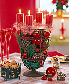 Ungewöhnlicher Adventskranz mit roten Kerzen auf rostfarbenen