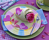Valentin : Serviettendeko mit Rosa (Rosenblüte) und Moosgummiherzen