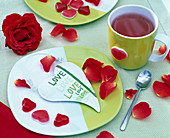 Rote Rosa (Rosenblüte und -blütenblätter)