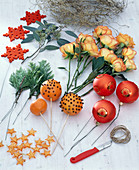 Bouquet of roses with spiked oranges and Christmas tree balls (2/4)