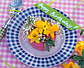 Plate decoration with daffodils stuck in oasis: 5/5