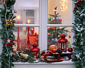 Blick von außen ins weihnachtliche Zimmer