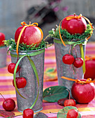 Malus (Apfel) auf Moos in hohen Zinkvasen, Schleifenbänder