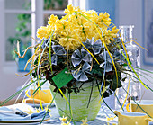 Strauß aus gelben Hyacinthus (Hyazinthen), Hedera (Efeu) und Heu