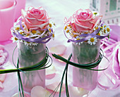 Kleine Sträuße aus Rosa (Rosen) und Matricaria (= Chamomilla)