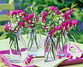 Dicentra (Tränendes Herz), Convallaria (Maiglöckchen) in Glasflaschen