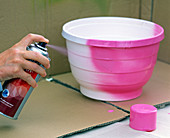 Colouring a hanging pot pink (1/2)