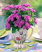 Ageratum (Leberbalsam) in Henkeltasse mit Blumenmotiv, Deko-Blüten