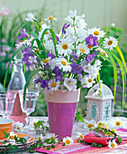 Strauß aus Leucanthemum (Margeriten), Campanula (Glockenblumen)