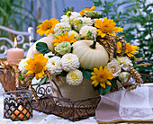 Gesteck mit weißen Dahlia (Dahlien), Helianthus (Sonnenblumen), Cucurbita