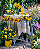 Girlande und Strauß aus Coreopsis (Mädchenauge) und Limonium