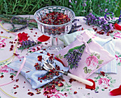 Getrocknete Blüten und -blätter von Lavandula (Lavendel) und Rosa (Rosen)