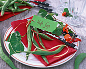 Tellerdekoration mit Bohnen und Bohnenblüten, grünes Schild "Hallo Susi"