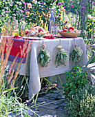 Kräuter als Tischdeko mit Sträußen aus Salvia (Salbei), Rosmarinus