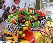 Dekoration mit Früchten und Kastanien
