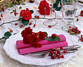 Napkin decoration with pink (red roses and rose hips)