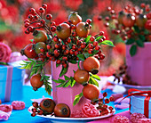 Kleiner Strauß mit Beeren und Früchten