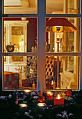 Engelhardt: Blick von außen in weihnachtliches Zimmer, Kerzen