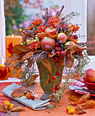 Strauß mit Malus (Äpfeln, Zieräpfel), Calluna (Besenheide), Chrysanthemum