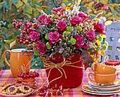 Strauß aus Rosa (Rosen), Chrysanthemum (Herbstchrysanthemen), Hypericum