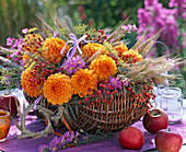 Gesteck aus Dahlia (Dahlien), Foeniculum (Fenchel), Rosa (Hagebutten)