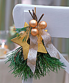 Kleiner Handstrauß aus Pinus (Kiefer), goldenen Weihnachtsbaumkugeln, Stern
