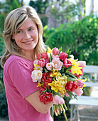 Young woman with pink tulipa (tulip) bouquet, pink and yellow