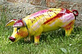 Buntes Schwein als Gartendeko