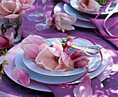 Blüte von Magnolia (Magnolie) auf Suppenteller mit Besteck, Menüteller