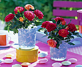 Rosa (Mini-Rosen) in blau geblümter Vase, gelbe Schachtel, Brausebonbons