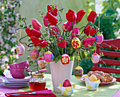 Osterstrauß aus Tulipa (Tulpen) und Corylus (Haselnuß) mit Ostereiern