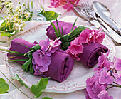 Hydranga (Hortensien), Blüten zu Serviettenringen aufgefädelt