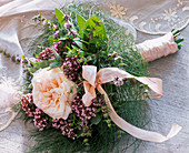 Strauß aus Rosa (Rose), Origanum (Oregano), Foeniculum (Fenchel), Mentha