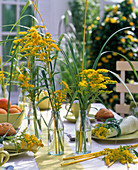 Kleine Sträuße aus Solidago (Goldrute), Gräsern, Peddigrohr