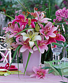Strauß aus Lilium (Lilien, rosa und weiß) und Gräsern in rosa Vase