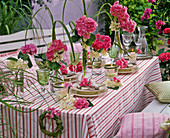 Tischdekoration mit Hydrangea (Hortensien), Spartina (Goldleistengras)