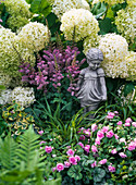 Shadow flowerbed with Hydrangea arborescens 'Annabelle'
