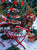 Roter Stuhl auf verschneiter Weihnachts-Terrasse