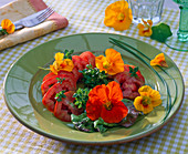 Salat mit eßbaren Blüten : Tropaeolum (Kapuzinerkresse), Origanum (Oregano)