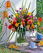 Strauß aus Dahlia (Dahlien), Helianthus (Sonnenblumen), Aster (Herbstastern)