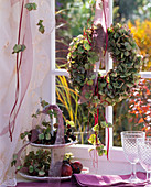 Kranz aus verblühten Hydrangea (Hortensien) am Fensterkreuz