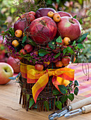 Gesteck aus Malus (Äpfeln, Zieräpfeln), Hedera (Efeu), Erica (Glockenheide)