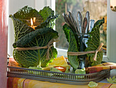 Windlicht und Besteck - Glas umwickelt mit Blättern von Brassica (Wirsing)