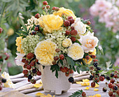 Strauß aus gelben Rosen 'The Pilgrim' 'Crocus Rose' mit Brombeeren und Hortensienblüten