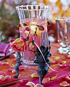 Windlicht mit Füßen dekoriert mit Rosa (Rosen) und Schleife